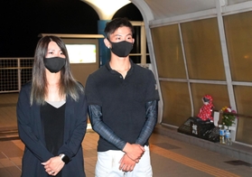 命を救ってくれた草替律子さんの名前が刻まれた慰霊碑の前に立つ山下翔馬さん（右）と母の佳奈さん＝明石市大蔵海岸通１、朝霧歩道橋（撮影・秋山亮太）