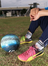 歩道橋事故の後遺症が左足に残る梶原将裕さん。大好きだったサッカーも社会人になるまではできずにいた＝８日午後、明石市大蔵海岸通１（撮影・鈴木雅之）