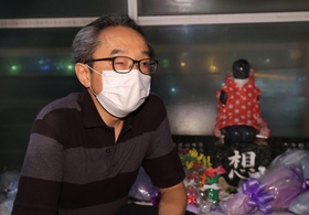 慰霊碑に献花した後、事故から２０年の思いを語る有馬正春さん＝２１日夜、明石市大蔵海岸通１（撮影・吉田敦史）