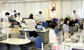 黙とうをささげる市職員＝明石市役所