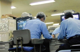 県警が監視カメラの映像を録画するために用意されたとみられるビデオテープのケース。左側のモニター上に置かれている。今も行方は分からないまま＝２００１年７月、明石署