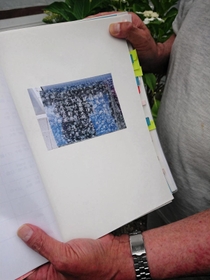 元署員が事故に関する記事や書類をまとめたスクラップブック。慰霊碑の写真も収められている＝神戸市内