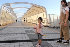 事故から２０年。歩道橋の北側でシャボン玉をして遊ぶ女児＝明石市大蔵海岸通１