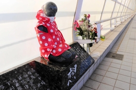 季節などに応じ装いを変える少女像＝明石市大蔵海岸通１