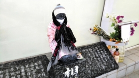 まだ肌寒い春先はニット帽にショールを巻いた防寒の装いも＝明石市大蔵海岸通１、２０２１年５月撮影
