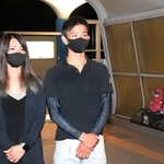 命を救ってくれた草替律子さんの名前が刻まれた慰霊碑の前に立つ山下翔馬さん（右）と母の佳奈さん＝明石市大蔵海岸通１、朝霧歩道橋（撮影・秋山亮太）