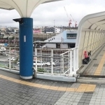 歩道橋南側の階段部分が狭くなる構造だった事故現場付近＝７月２日、明石市大蔵海岸通１