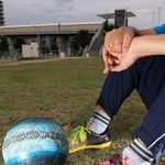 歩道橋事故の後遺症が左足に残る梶原将裕さん。大好きだったサッカーも社会人になるまではできずにいた＝８日午後、明石市大蔵海岸通１（撮影・鈴木雅之）