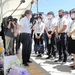 歩道橋事故の現場で明石市の新人職員に語りかける下村誠治さん＝２１日午前、同市大蔵海岸通１