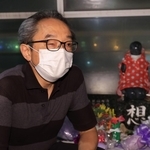 慰霊碑に献花した後、事故から２０年の思いを語る有馬正春さん＝２１日夜、明石市大蔵海岸通１（撮影・吉田敦史）