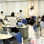 黙とうをささげる市職員＝明石市役所