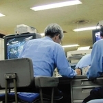 県警が監視カメラの映像を録画するために用意されたとみられるビデオテープのケース。左側のモニター上に置かれている。今も行方は分からないまま＝２００１年７月、明石署