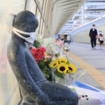 新型コロナウイルスの感染拡大を受けてか、口元にマスクが付けられた＝明石市大蔵海岸通１、２０２０年７月２１日（撮影・斉藤雅志）