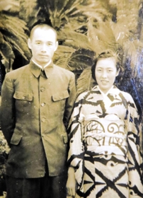 河石達吾さんと輝子さん（河石達雄さん提供）