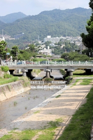 市域を南北に貫く芦屋川＝芦屋市公光町