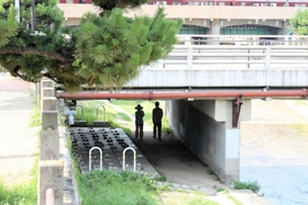 「排除の石」が設置された芦屋川の河川敷。散歩道として親しまれ、市民らが行き交う＝芦屋市公光町