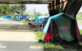芦屋川の数キロ東を流れる武庫川河川敷には、２００４年当時、ホームレスのテントや小屋が立ち並んでいた＝西宮市甲子園口北町