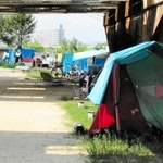 芦屋川の数キロ東を流れる武庫川河川敷には、２００４年当時、ホームレスのテントや小屋が立ち並んでいた＝西宮市甲子園口北町