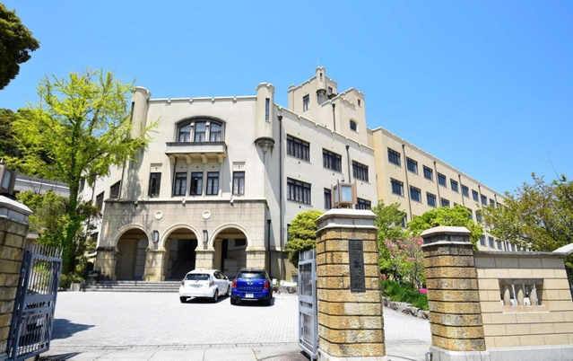 青春時代を満喫した神戸高校＝神戸市灘区城の下通１