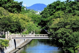奥に甲山を望む葭原橋＝西宮市