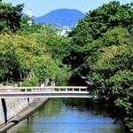 奥に甲山を望む葭原橋＝西宮市