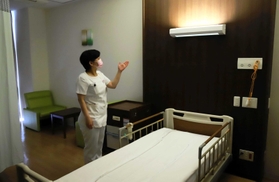 近赤外光を照射後、強い光を浴びないように照度を絞れる個室が用意されている＝神戸市中央区港島南町１、神戸大病院国際がん医療・研究センター