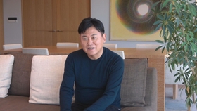 インタビューに応じる三木谷浩史氏