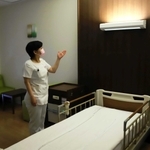 近赤外光を照射後、強い光を浴びないように照度を絞れる個室が用意されている＝神戸市中央区港島南町１、神戸大病院国際がん医療・研究センター