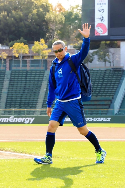 観客に手を振るイチローさん＝１日午前、神戸市須磨区緑台、ほっともっとフィールド神戸（撮影・斎藤雅志）