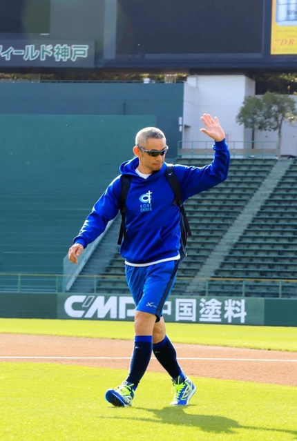 観客に手を振るイチローさん＝１日午前、神戸市須磨区緑台、ほっともっとフィールド神戸（撮影・斎藤雅志）