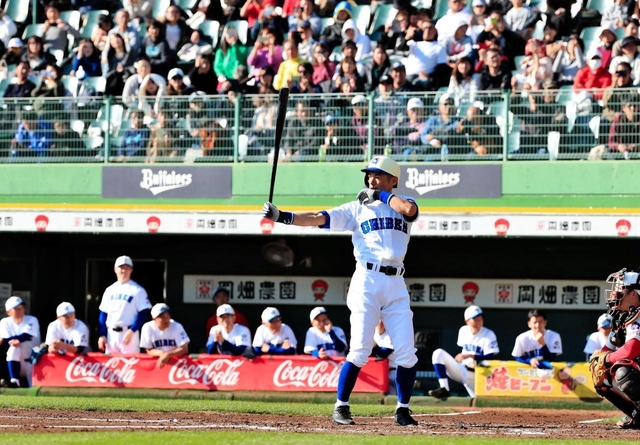 バッターボックスに入るイチローさん＝１日午後、神戸市須磨区緑台、ほっともっとフィールド神戸（撮影・斎藤雅志）