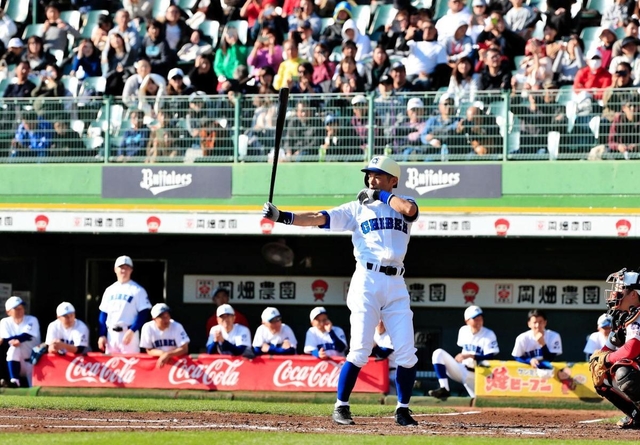バッターボックスに入るイチローさん＝１日午後、神戸市須磨区緑台、ほっともっとフィールド神戸（撮影・斎藤雅志）
