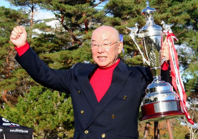 総合優勝を飾り、カップを掲げるアマチュアの岩崎一明