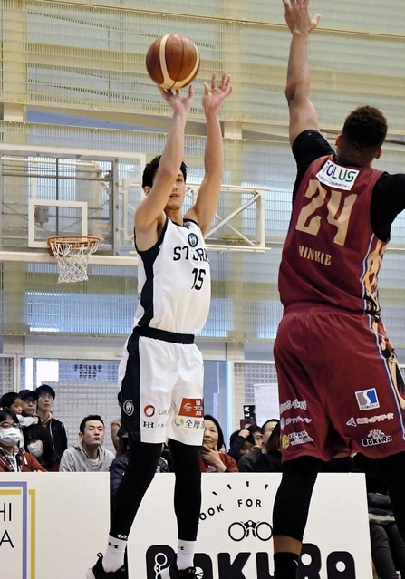 越谷-西宮　第３クオーター、シュートを決める西宮・谷口（Ｃ）B.LEAGUE