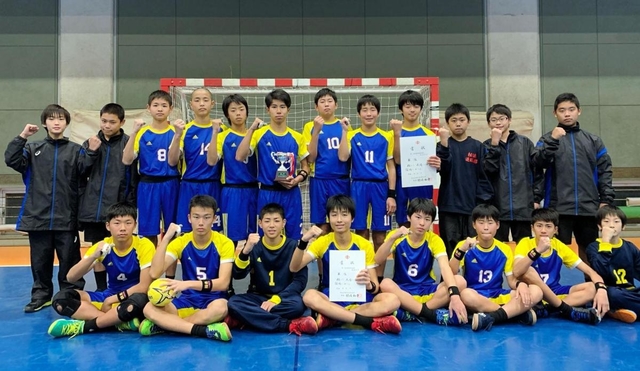 兵庫県中学校新人大会を初制覇した男子・松陽のメンバー。誇らしげにガッツポーズ＝神戸市垂水区、神戸国際大付高（中村誠監督提供）