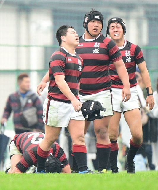 報徳-国学院栃木　２点差惜敗に涙を浮かべる報徳フィフティーン＝３０日午後、花園ラグビー場（撮影・秋山亮太）
