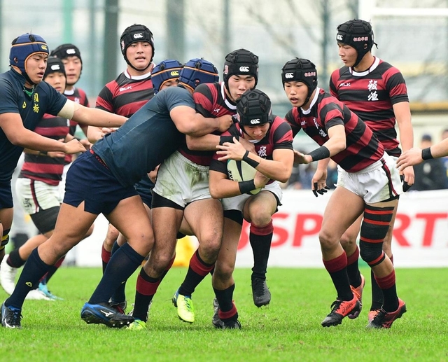 報徳-国学院栃木　後半、逆転を狙い一丸となって前に進む報徳フィフティーン＝花園ラグビー場（撮影・秋山亮太）