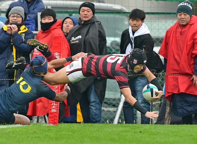 報徳-国学院栃木　前半、報徳がパスをつなぎ山田が６０メートル独走。逆転トライを決める＝花園ラグビー場（撮影・秋山亮太）