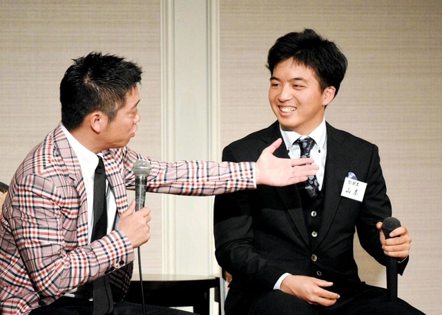 かみじょうたけしさん（左）と今季を振り返る中日２年目の山本拓実投手＝宝塚ホテル