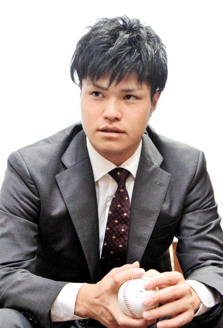 インタビューに応じるソフトバンクの甲斐野央投手（撮影・長嶺麻子）