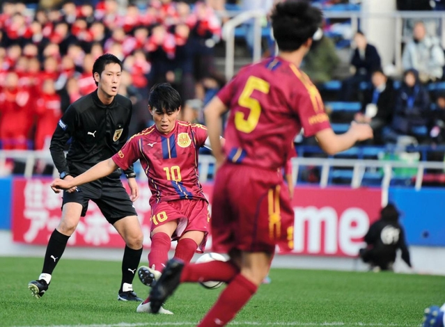 神戸弘陵-秋田商　後半、神戸弘陵の沖吉が直接ＦＫを決めて２-２の同点にする＝横浜市、ニッパツ三ツ沢球技場（撮影・中西幸大）