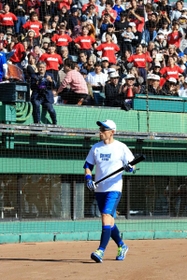 バットを持ってグラウンドに立つイチローさん＝１日午後、神戸市須磨区緑台、ほっともっとフィールド神戸（撮影・斎藤雅志）
