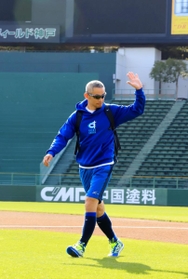 観客に手を振るイチローさん＝１日午前、神戸市須磨区緑台、ほっともっとフィールド神戸（撮影・斎藤雅志）