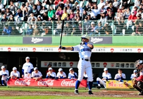 バッターボックスに入るイチローさん＝１日午後、神戸市須磨区緑台、ほっともっとフィールド神戸（撮影・斎藤雅志）