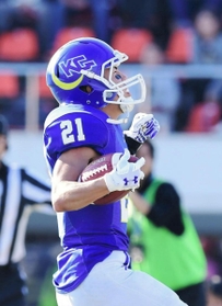 立命大-関学大　第１クオーター、関学大の三宅（21）がこの日２本目のＴＤを決める＝大阪府吹田市、万博記念競技場（撮影・中西幸大）