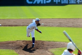 力投するイチローさん＝１日午後、神戸市須磨区緑台、ほっともっとフィールド神戸（撮影・斎藤雅志）