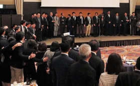 肩を組んで部歌を斉唱する六甲クラブの関係者ら＝新神戸オリエンタルホテル