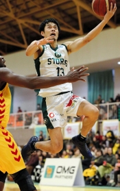 群馬-西宮　第３クオーター、シュートを決める西宮・道原（Ｃ）B.LEAGUE