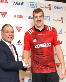 神戸製鋼の福本正幸チームディレクター（左）と握手するブロディ・レタリック＝１０日午後、神戸市東灘区（撮影・吉田敦史）