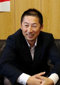 卒業以来初めて母校、宝塚中学校を訪れ、笑顔を見せるロッテ２軍監督の今岡真訪氏＝宝塚市美座１